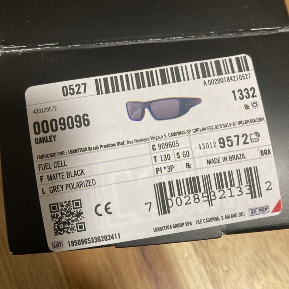 NEW Oakley Fuel Cell Sunglasses Matte Black Frame Grey Polarized Lens 9096-05 - Picture 7 of 12